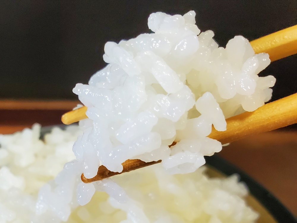 茨城県産コシヒカリ米の炊き立ての美味しい白ごはんの画像です。湯気が立つほどあつあつ！