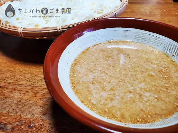 金ごまで作れる簡単レシピです！麺類にぴったりな手作りごまつゆ汁です。