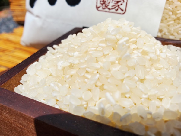 茨城県産コシヒカリ米の精米が升に入っている写真です。